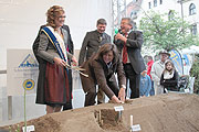 Spargelmarkt 2013 am 25.05.2013: symbolisches Spargelstechen der Landwirtschaftsministerin Ilse Aigner zum Auftakt (©Foto: Martin Schmitz)